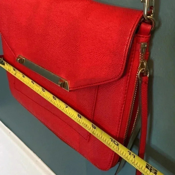 Stella and Dot red crossbody - gold accent - unzip to expand width - Picture 9 of 10